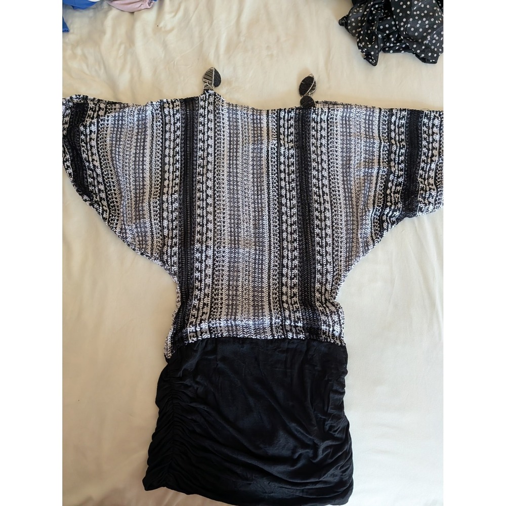 Fifth Culture Womens Black White Geometric Cold Shoulder Ruched Tunicโ Top